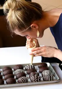 Dueña de Huevos de Pascua trabajando